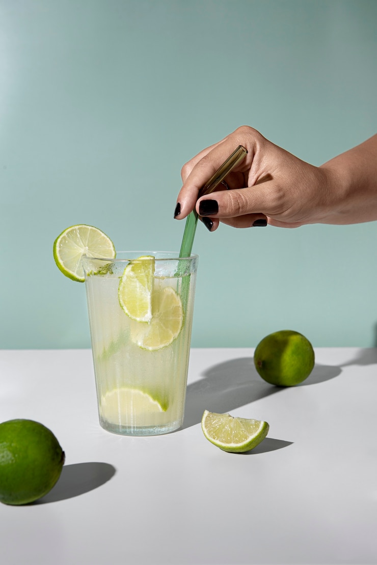 Kostenlose Foto caipirinha-cocktail von hand mit stroh mischen