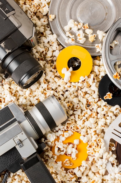 Camcorder-kamera mit filmrollen auf popcorn