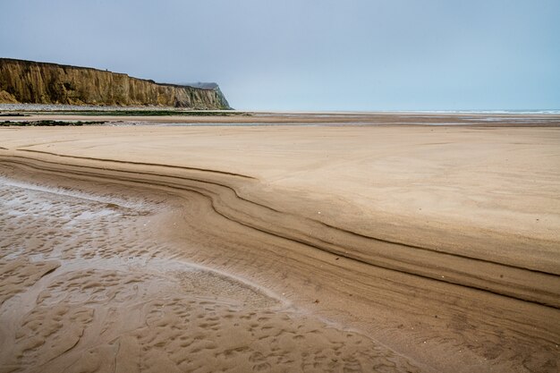 Cap Blanc-Nez umgeben von Strand und Meer unter dem bewölkten Himmel in Frankreich