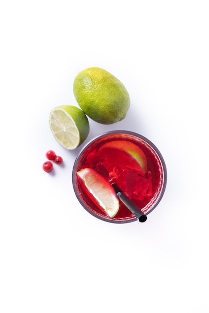 Cape Codder-Cocktail mit Wodka-Cranberry-Saft und Kalk isoliert auf weißem Hintergrund