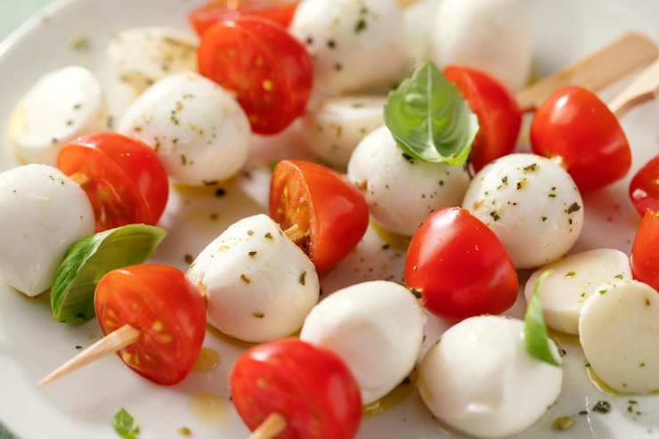 Kostenlose Foto caprese-salat auf dem teller serviert