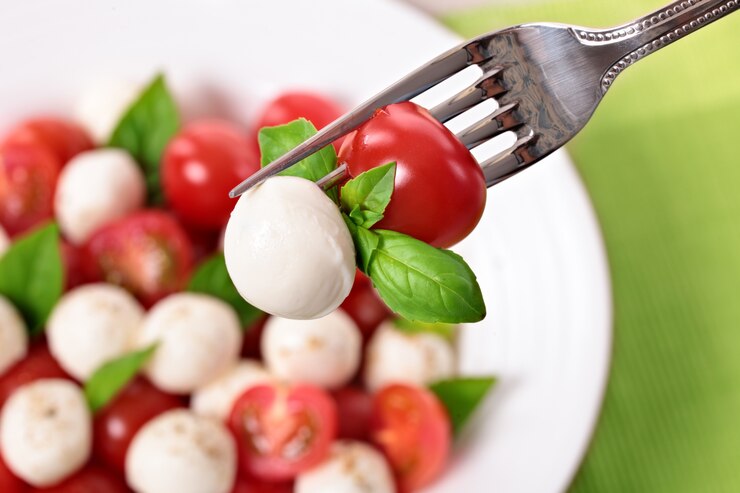 Kostenlose Foto caprese salat auf der gabel