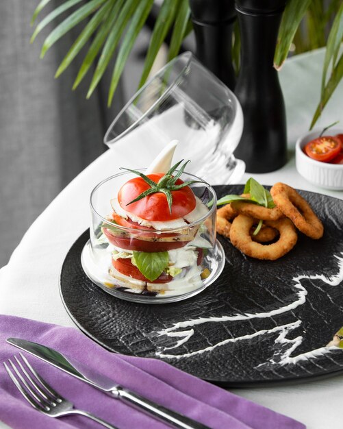 Caprese-Salat im Glas mit Zwiebelringen