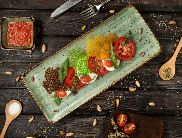 Caprese-Salat mit Gemüse und Grün