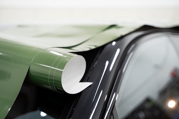 Kostenloses Foto car wrapping material über dem fahrzeug