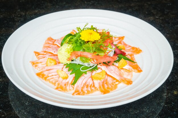 Carpaccio-Lachs in der weißen Platte