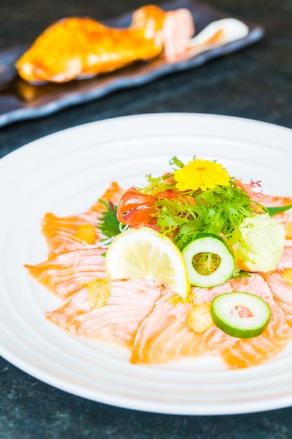 Carpaccio Lachs in weißer Platte