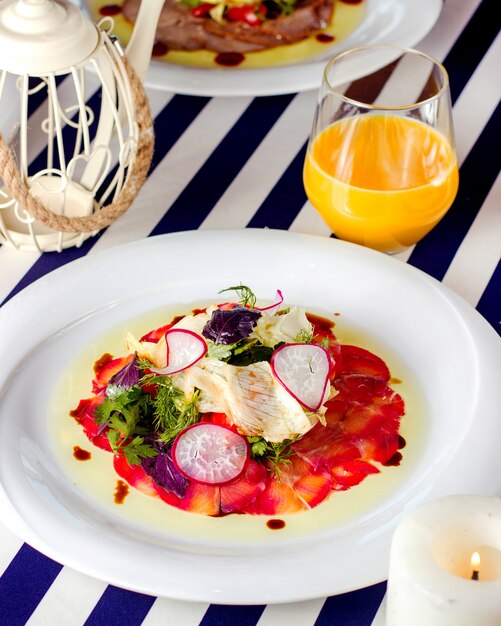 Carpaccio-Teller mit Fischrettichkräutern und Salat