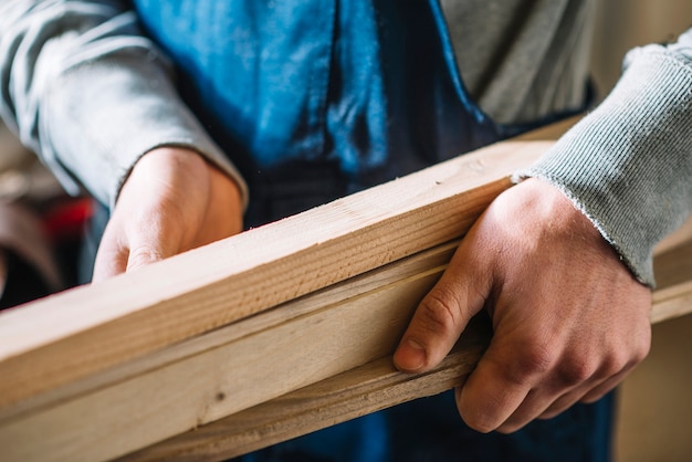 Kostenloses Foto carpenter mit holz