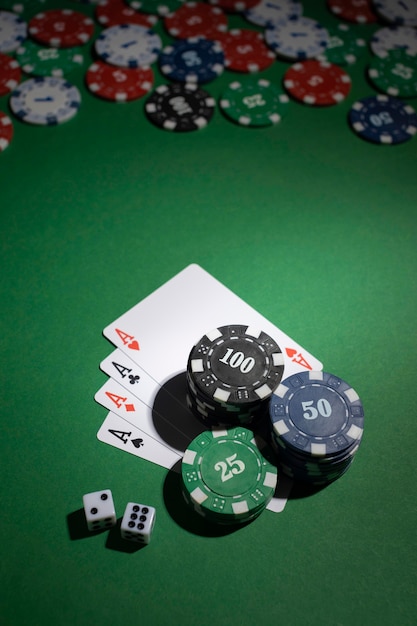Casino-Token auf grünem Hintergrund mit Ass-Karten