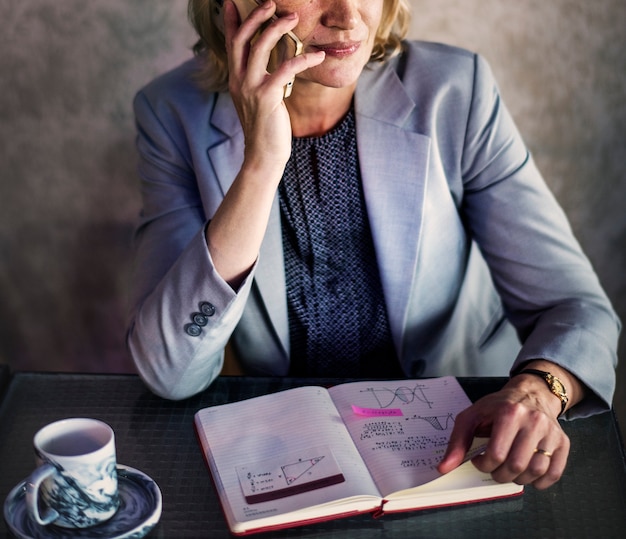 Kostenloses Foto casual frau spricht am telefon