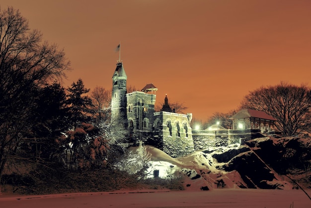 Central Park Belvedere Castle nachts im Winter in Midtown Manhattan New York City