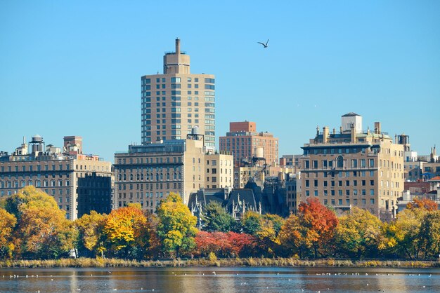 Central Park Manhattan Ostseite Luxusgebäude über See im Herbst in New York City.