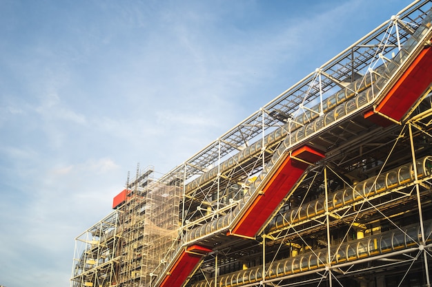 Centre Pompidou unter einem blauen Himmel und Sonnenlicht während des Tages in Paris in Frankreich