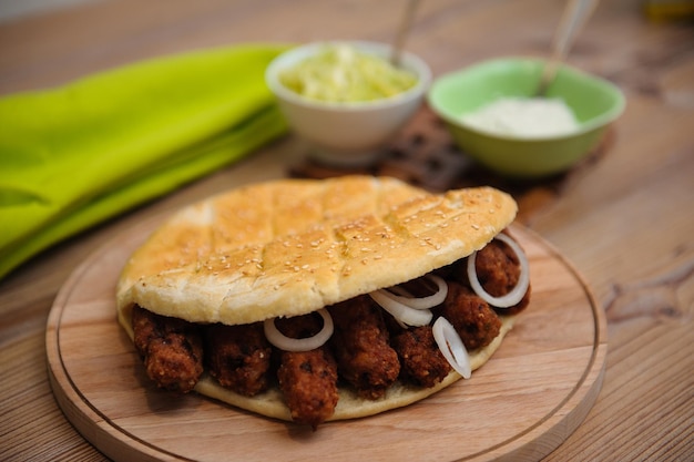 Cevapi mit Lepinja-Brot