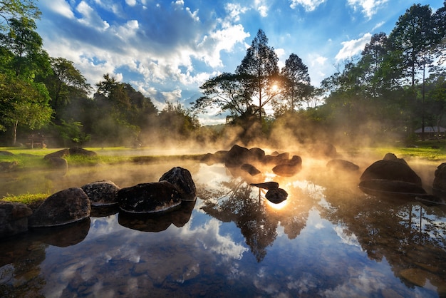 Chae Son Hot Spring National Park bei Sonnenaufgang in der Provinz Lampang, Thailand