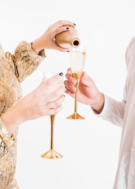 Champagner gegossen in Glas aus der Flasche auf der Party