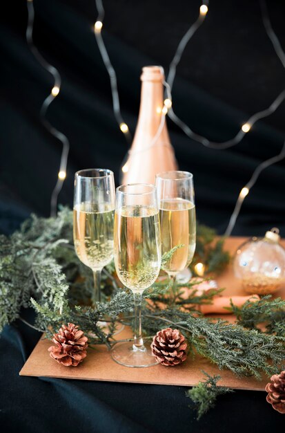 Kostenloses Foto champagnergläser mit grünen zweigen