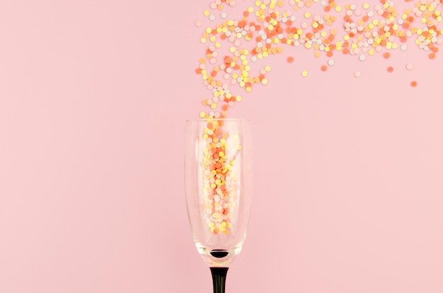 Kostenloses Foto champagnerglas gefüllt mit glitzer
