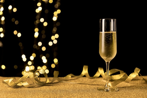 Champagnerglas mit Bokeh-Lichtern