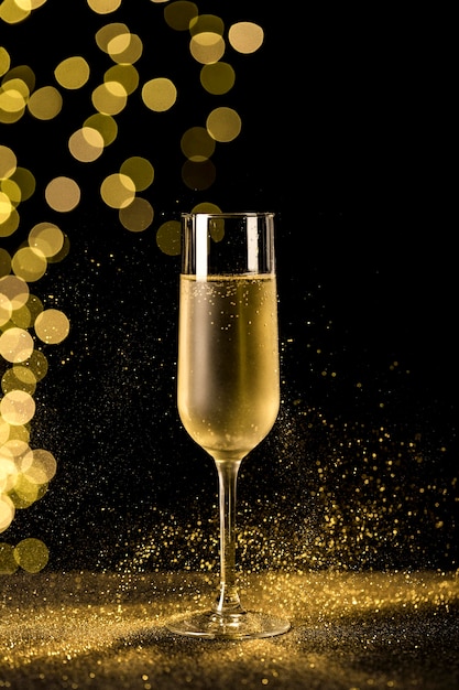 Champagnerglas mit Bokeh-Lichtern