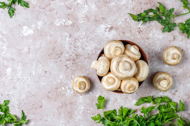 Kostenloses Foto champignon der frischen organischen weißen pilze, draufsicht