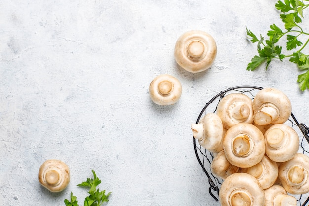 Kostenloses Foto champignon der frischen organischen weißen pilze, draufsicht