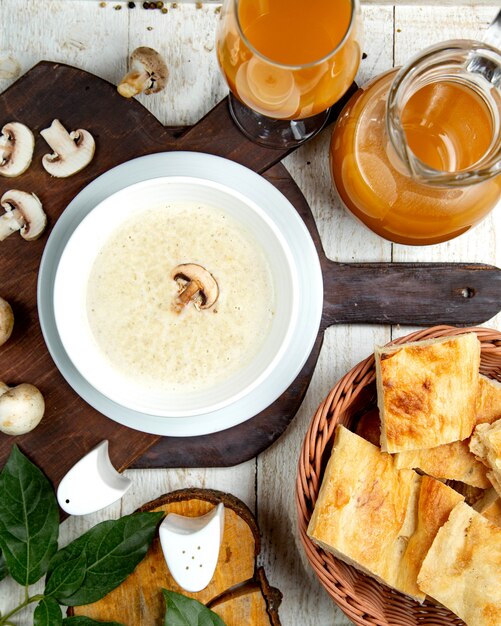 Champignoncremesuppe auf einem hölzernen Brett