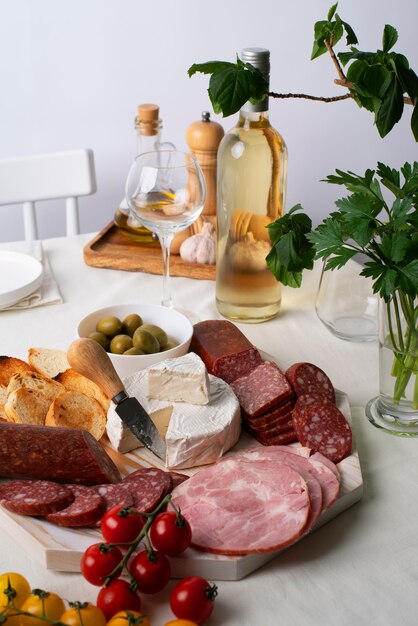 Charcuterie mit einer Auswahl an Fleisch und Brot