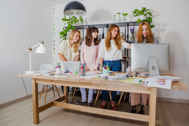 Charmante Frauen posieren im Büro