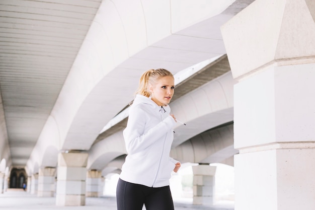 Kostenloses Foto charmante sportlerin läuft