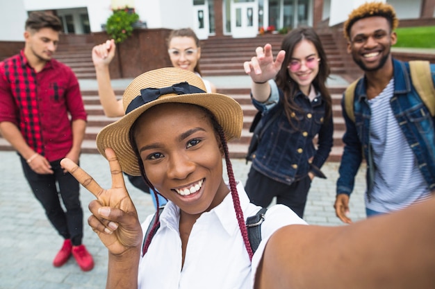 Charmante Studenten posieren zusammen