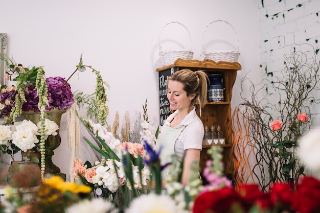 Kostenloses Foto charmanter florist im blumenladen