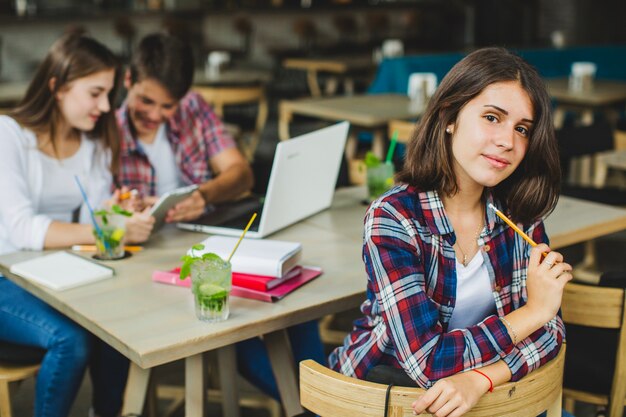 Charmantes Mädchen am Tisch posiert