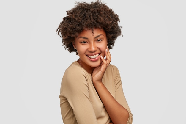 Charmantes schönes Mädchen hat Afro-Frisur