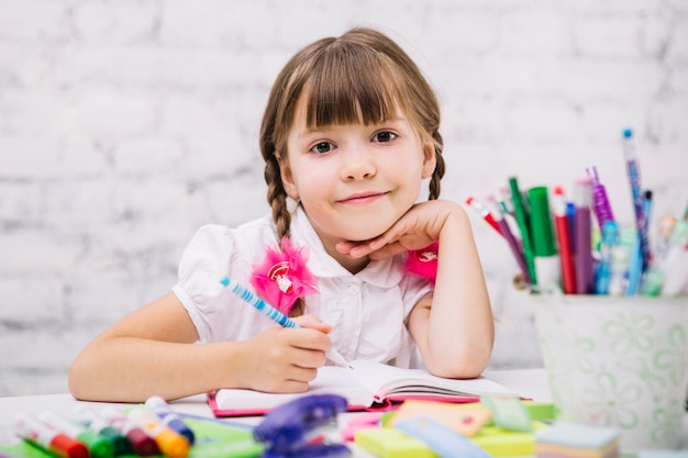 Charmantes Schulmädchen posiert in die Kamera