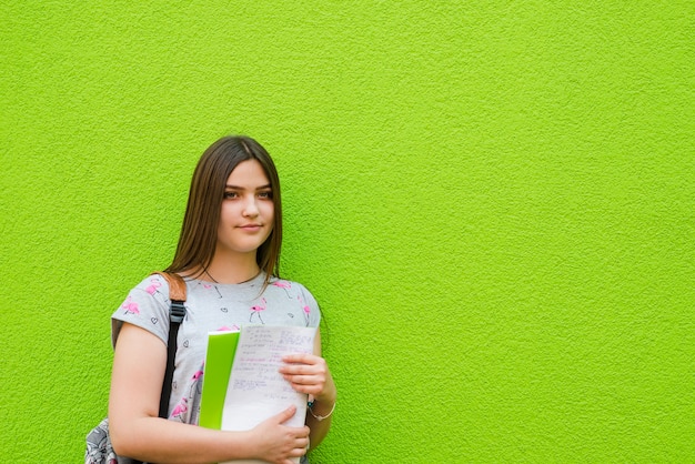 Charmantes Student Mädchen posiert draußen