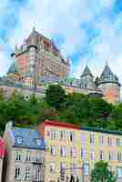 Kostenloses Foto chateau frontenac am tag mit bunten gebäuden auf der straße in quebec city