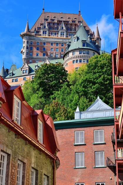 Chateau Frontenac am Tag mit Wolken und blauem Himmel in Quebec City mit Straße