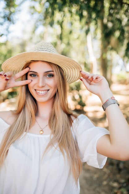 Cheert. Selfie Zeit. Junge glückliche Dame in einem Frühlingsurlaub, der in der Stadt geht, die sich an einem sonnigen Tag fotografiert