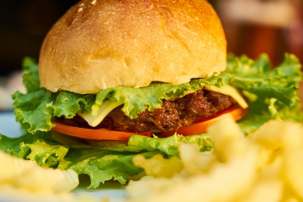 Cheeseburger Brötchen Salat Rindfleisch Mahlzeit