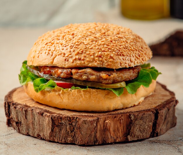 Cheeseburger mit Salat und Tomate