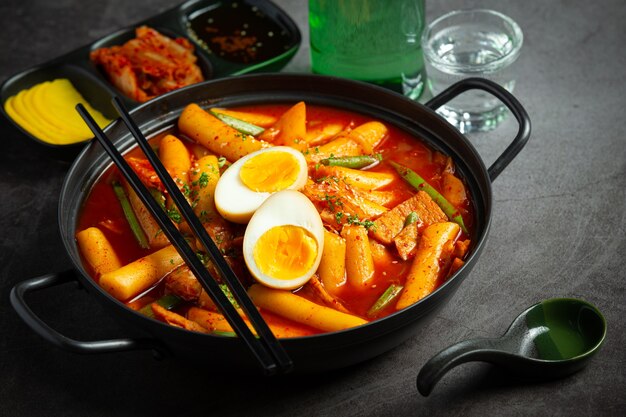 Cheesy Tokbokki koreanisches traditionelles Essen auf Tafelhintergrund. Mittagsgericht.
