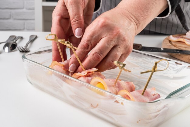 Chef, der Fleisch in Schüssel legt