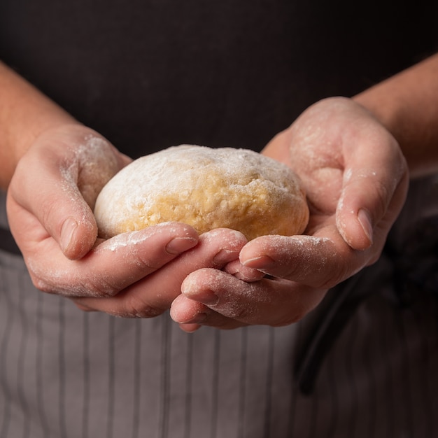 Chef, der frisch gemachten Teig hält