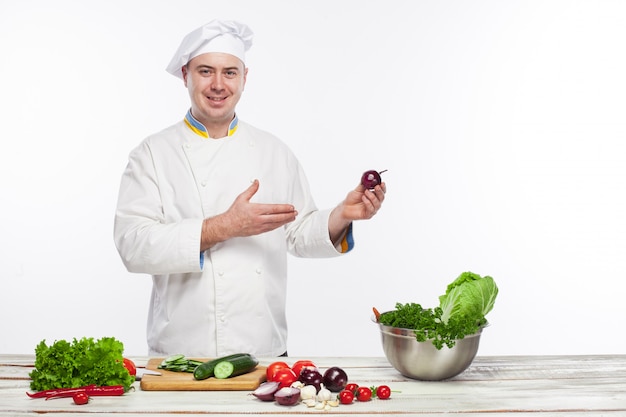 Chef, der Frischgemüsesalat in seiner Küche kocht