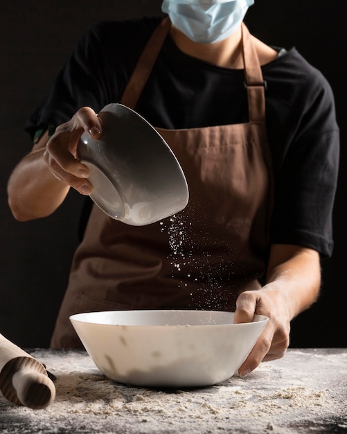 Chef, der Teig mit Wasser vorbereitet