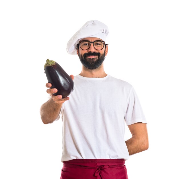 Chef hält eine Aubergine