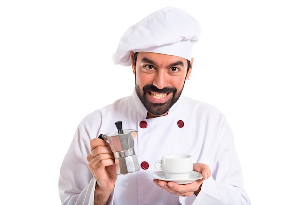 Chef hält eine Tasse Kaffee auf weißem Hintergrund