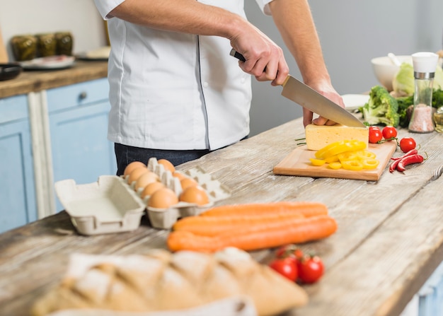 Chef in der Küche kochend mit Gemüse